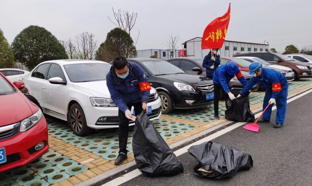 山河智能党员志愿者开展义务环境清扫