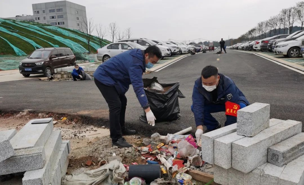 山河智能党员志愿者开展义务环境清扫