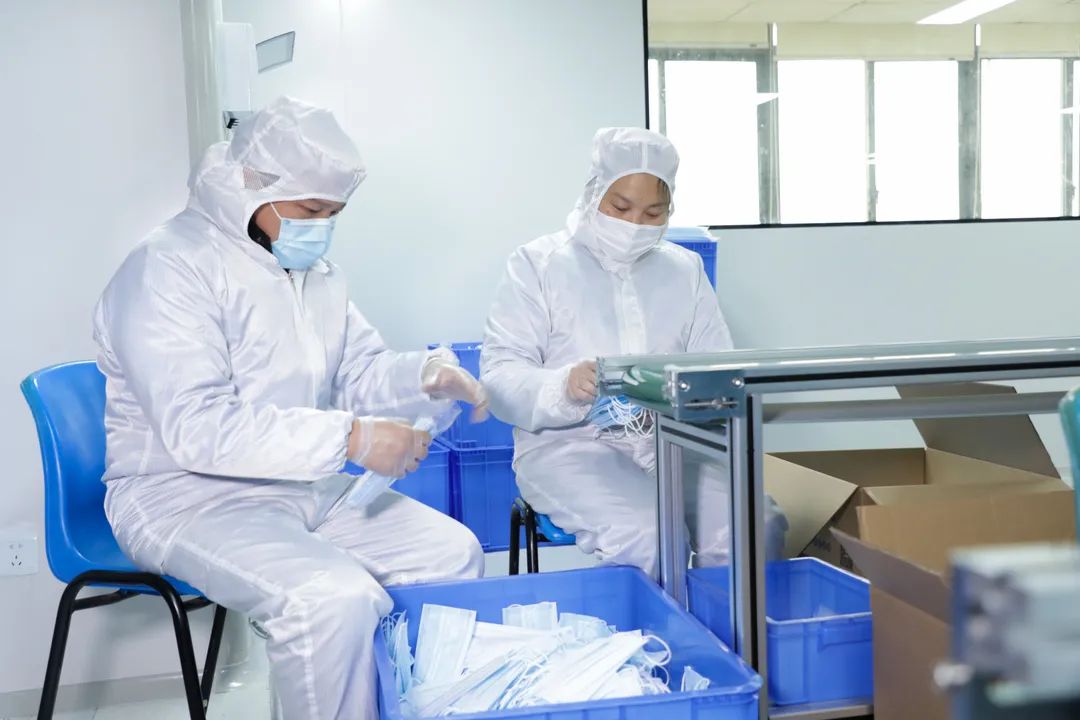 董事长启封山河智能第一个成品口罩