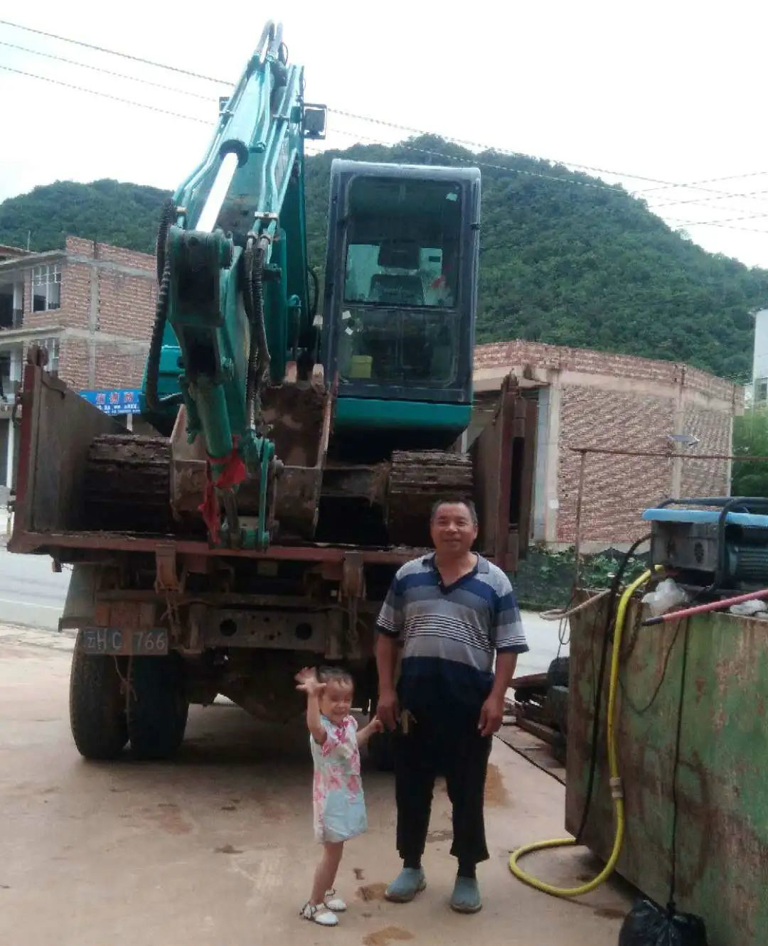 云南这个村有个挖掘机家族，创富有一套