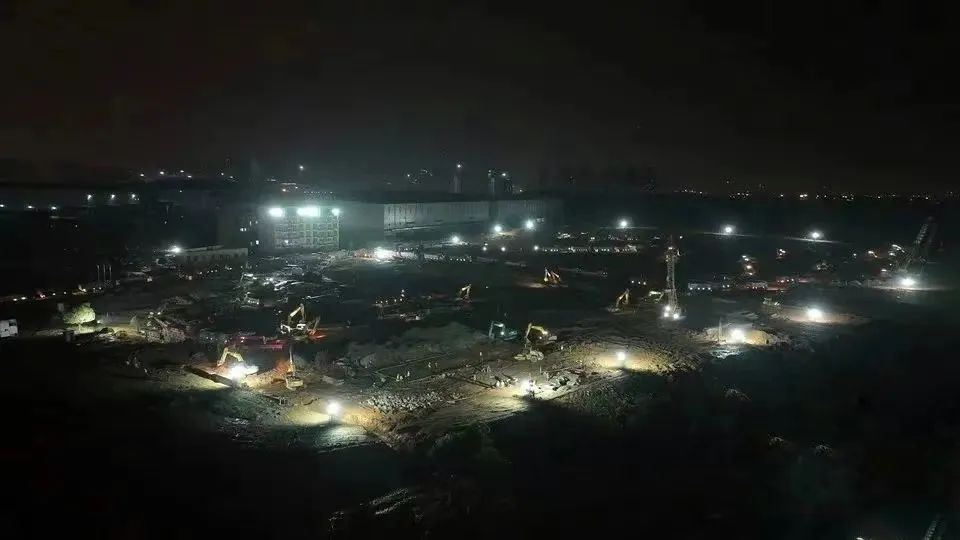 沖鋒一線顯擔當！山河智能挖掘機助力長沙方艙醫院建設