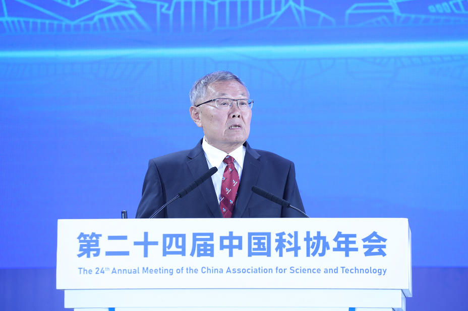 何清华在第二十四届中国科协年会作主旨报告：制造业高地源自体系