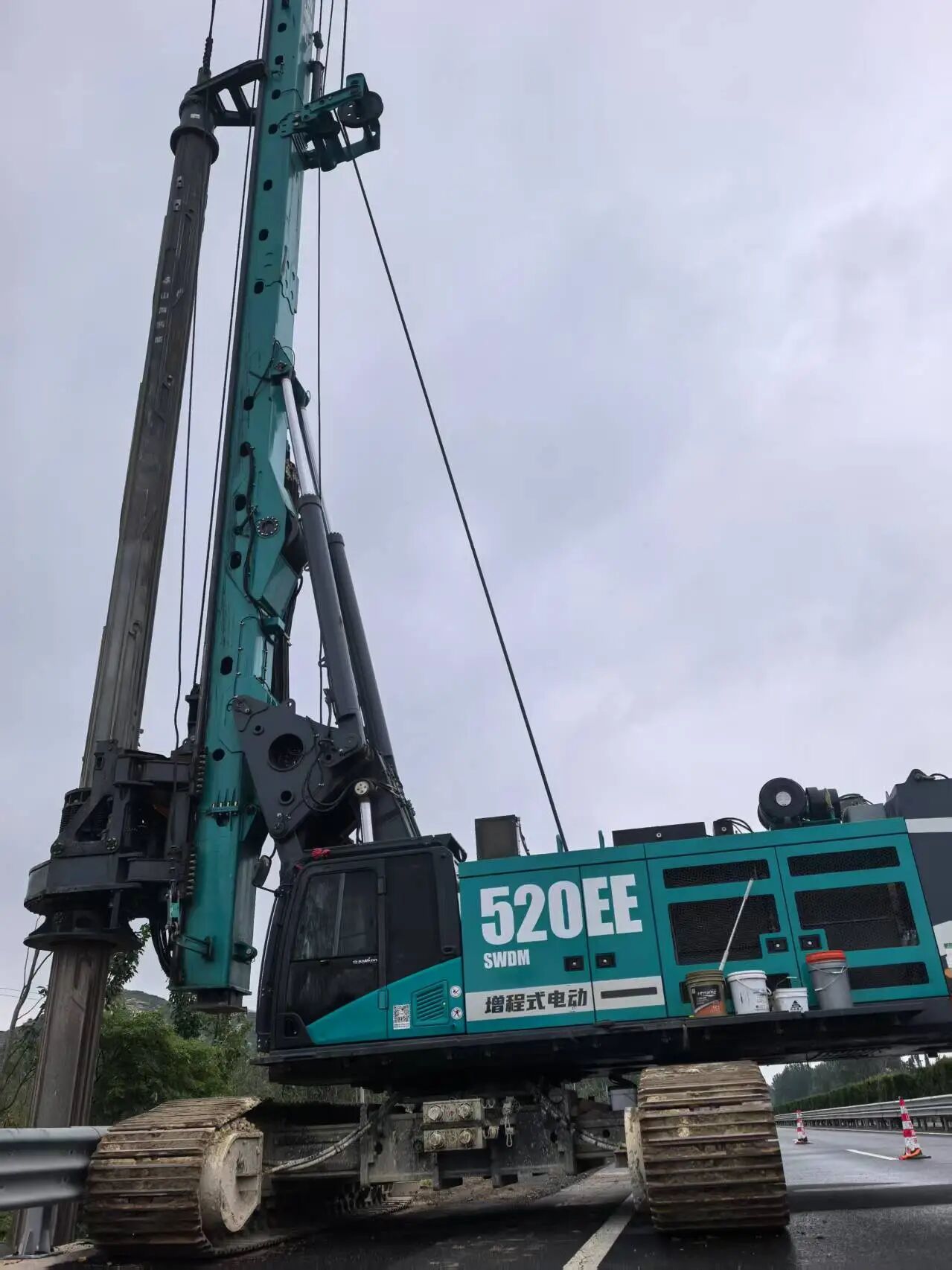山河智能增程式电动旋挖钻机助力山东高速建设,绿色施工成效显著