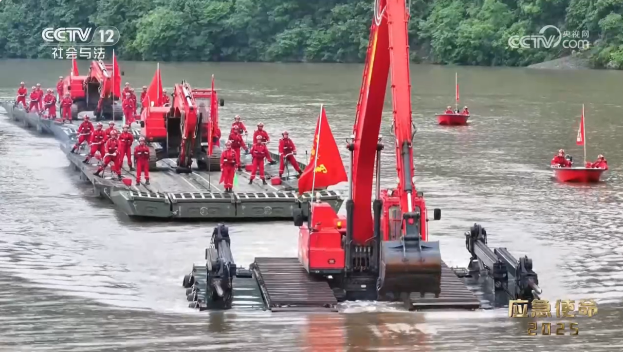 外交部发言人向世界分享中国最新两栖挖掘机