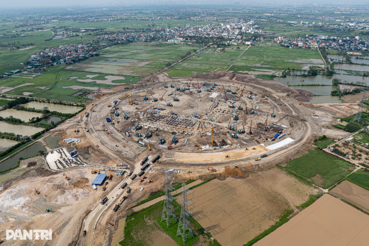 山河智能液压静力压桩机集群作业,为越南最大体育场筑牢根基