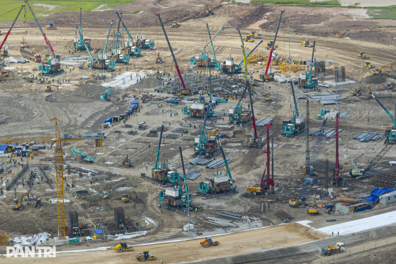 山河智能液压静力压桩机集群作业,为越南最大体育场筑牢根基