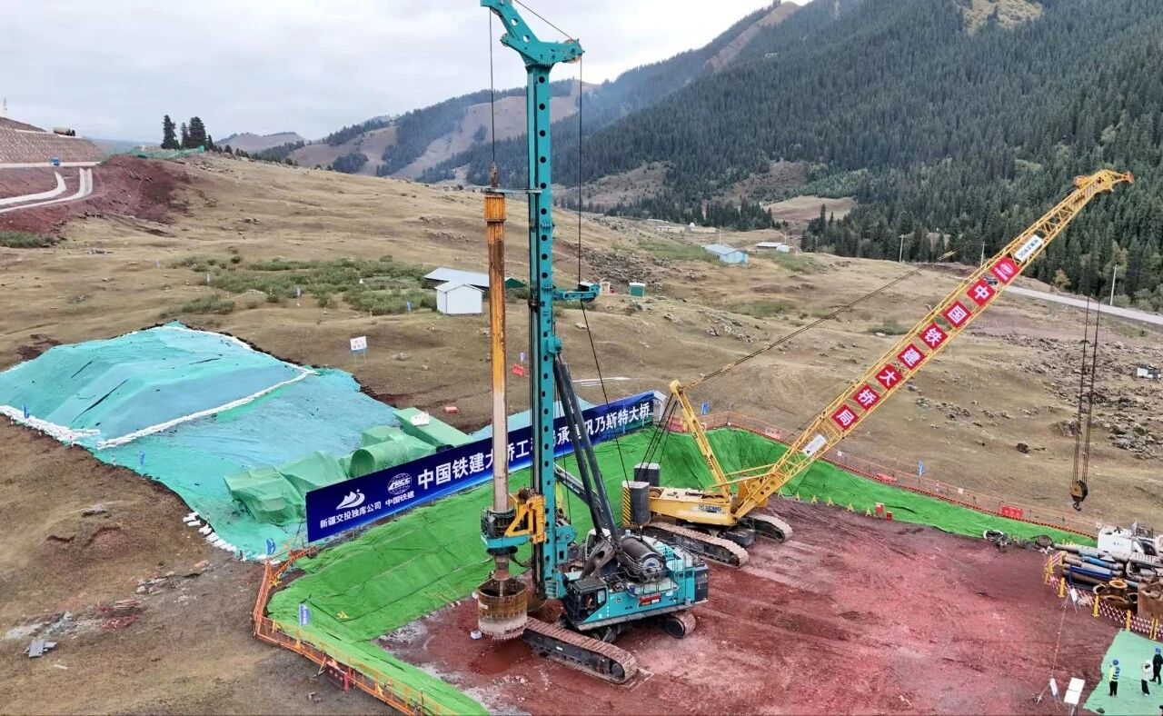 首桩开钻!山河智能旋挖钻机助力奎独库高速巩乃斯特大桥建设